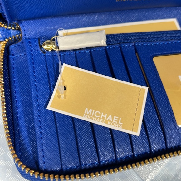 🌸 MICHAEL KORS ELECTRIC BLUE LARGE FLAT MULTIFUNCTION PHONE CASE LEATHER